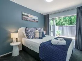 Auckland City Escape Modern Home with Spa Pool