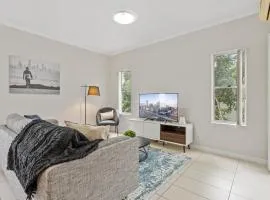 Central Cosy 2-Bed with Pool and near QUT & CBD