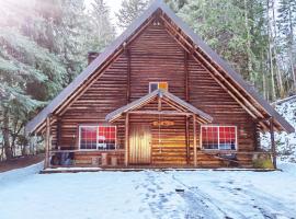 Log Cabin at Rainier Lodge (0.4 miles from entrance), hotel in Ashford