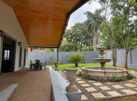 Viesnīca ar autostāvvietu De Akker Guest House Louis Trichardt pilsētā Luistričarda