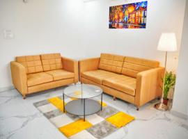 Luxe Stays: 3BHK Fully Furnished Apt, huoneisto kohteessa Hyderabad