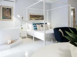 Glamorous flat with Jacuzzi, king size bed and small balcony