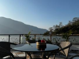 Rabha Stay 2BHK Penthouse with Terrace, lejlighed i Rishikesh