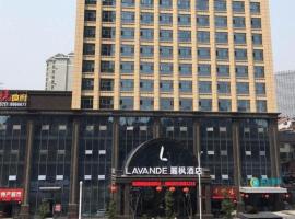 Lavande Hotel Yichang Railway East Station Branch: Baiyang şehrinde bir otoparklı otel