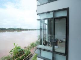 The River House Chiangkhan Hotel، فندق في تشيانغ خان