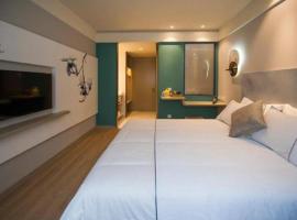 Magnotel Hotel Qionghai Wanquanhe Aihua Road, hotel with parking in Qionghai