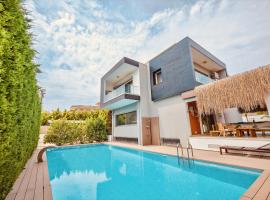 Luxury Seadside Vacation Villa with Privacy (extra comfort for large groups), hotel in Cesme