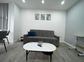 Luxe Ground Floor Apt/Free Parking/Private Garden、レッドブリッジのホテル