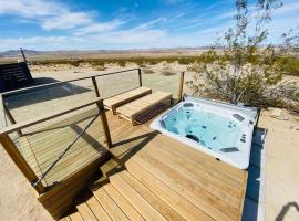 Joshua Tree Luxury Home With Hot Tub & views, luxury hotel in Joshua Tree
