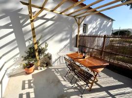 Pine & Apple Beach House, hotel with parking in Colares