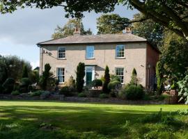 FIRS Sleeps 15 Stunning country house with hot tub, hotel in Sudbourne