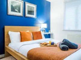 Sapphire Retreat - Central Location - Free Parking, FastWiFi and Smart TV by Yoko Property