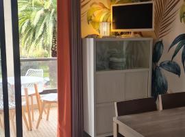 A 2 pas de la plage de Perros : 2 à 4 hôtes., hotel a Perros-Guirec