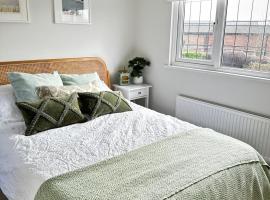 Gorgeous 1 bedroom & private ensuite in Central Windsor home with FREE PARKING, hotell i Windsor