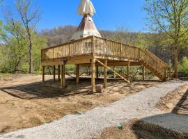 Furnished Teepee/Glamping/Red River Access/King Bd, אוהל מפואר בStanton