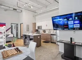 Stunning Downtown Apartment with Pool, Laundry, Parking