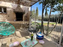 Havre de paix en Provence : maison avec piscine, hotel in Salernes