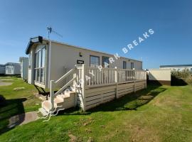 Haywood - 3 bed Pet Friendly Holiday Home at Seal Bay, hotel in Selsey