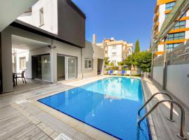 Magnificent Villa with Private Pool in Girne, villa í Kyrenia