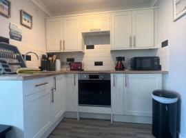 246, Belle Aire, Hemsby - Beautifully presented two bed chalet, sleeps 5, pet friendly, close to beach!: Great Yarmouth şehrinde bir dağ evi