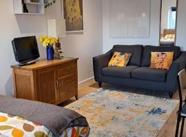 Modern studio apartment with outstanding views, sleeps 2, hotel with parking in Newlyn