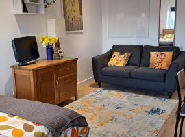 Modern studio apartment with outstanding views, sleeps 2, hotel din Newlyn