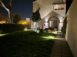 La Villa apartments Tinaia - Excellent for Sardegna & Corsica - 6-8 beds - Private parking included with camera, villa in Livorno