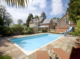 Garth Lodge with Tennis Court and Pool, holiday home in Wimborne Minster
