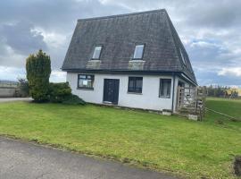 Immaculate 2 Bed property in rural location, hotel sa Alloa