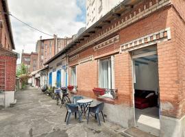 Charming urban house, hôtel à Boulogne-Billancourt