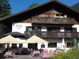 Landhotel Lärchenhügel, hotelli kohteessa Oberammergau lähellä maamerkkiä Labergbergbahn