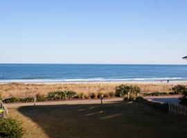 Sunseeker in Kure Beach - Steps Away from the Ocean, Kure Beach Boardwalk, and Fishing Pier - Private Apartments with Full Kitchens, HDTVs, High-Speed WiFi, and Free Parking, hotel din Kure Beach