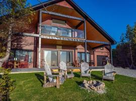 Lakefront Luxury Cottage - Shining Star - Close to Sauble Beach, hotel in Wiarton