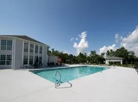 Updated, Ground Floor Unit w/ Pool & Gym, Sleeps 6