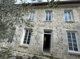 Le Grand Logis du Château de Ste Geneviève-3 Chambres-Salon-Cuisine-Terrasse-Barbecue-100 M2 pour 6 à 8-Havre de Paix-3Ha à 3Km de Giverny-Parc Naturel du Vexin-Piscine En Été-Ping Pong-Pétanque-En Sus Ballades en 2CV-Vélo-Cheval-Massages-Sauna-Fitness