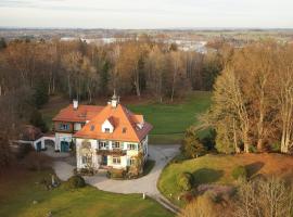 Ferienwohnung Villa Riedwies, hotelli kohteessa Murnau am Staffelsee