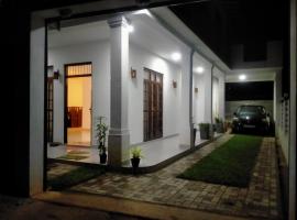 Cozy Holiday Home, hotel di Homagama