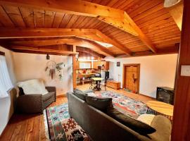 Nostalgic Downtown Boatbuilder's Cabin - Licensed, počitniška hiška v mestu Squamish