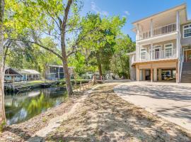 Tropical Canalfront Escape with Decks and Dock!, hotel di Homosassa