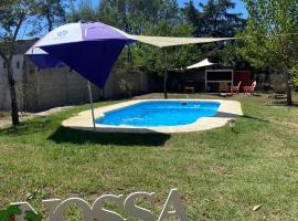 Las toscas casa con piscina, отель с бассейном в городе Лас-Тоскас