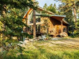 Divided Sky Cabin, отель в городе Lead
