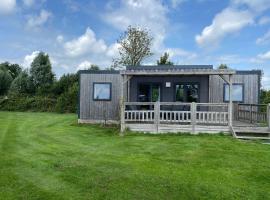 6 person chalet in the countryside 3 bedrooms, hotel with parking in De Veenhoop