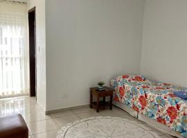 Espaço Verona apartamento econômico c/banheiro e sem café p/ 1 pessoa, hotel in Fazenda Rio Grande