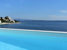 Villa Mel I - Luxury Waterfront Villa Downtown with Pool!, hotelli kohteessa Podgora