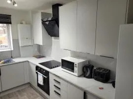 RentUnique Nimrod House 2 bed ample parking