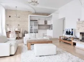 Old Town Luxury and Spacious Apartment (155 m2). 3 bedrooms. FREE parking