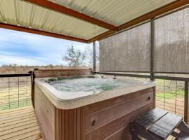 Country Creekside Haven with Private Hot Tub and Deck!, semesterhus i Weatherford
