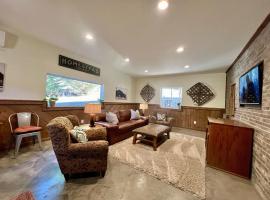 Comfortable home near wineries and hiking farmhouse, ferme à Hendersonville