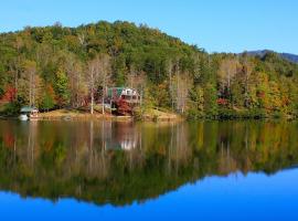 Lake Lure Retreat - A Beautiful Lakefront Lodge on Mirror Lake-Waterfront-Newly Expanded Deck lodge، كوخ في ليك لوري