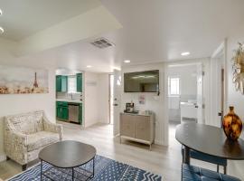 Chic Bakersfield Apartment about 5 Mi to Downtown!、ベーカーズフィールドのホテル